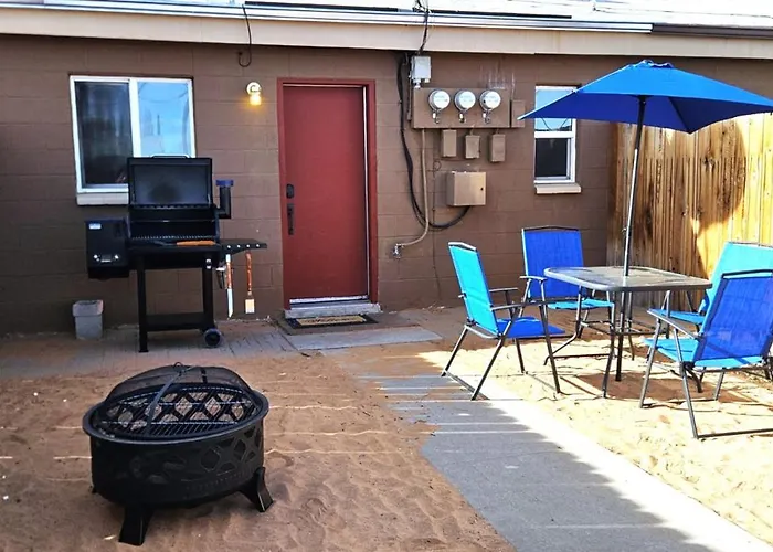 Holiday home 1bd, King, Brkfst, Large Tvs, Wd, Sleeps 4, Bbq