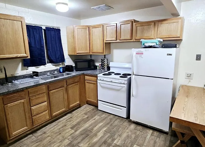 Holiday home 1bd, King, Brkfst, Large Tvs, Wd, Sleeps 4, Bbq