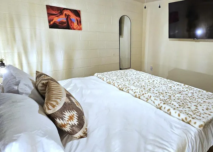 Holiday home 1bd, King, Brkfst, Large Tvs, Wd, Sleeps 4, Bbq