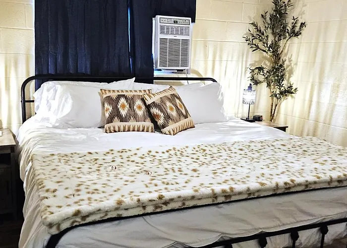 Holiday home 1bd, King, Brkfst, Large Tvs, Wd, Sleeps 4, Bbq